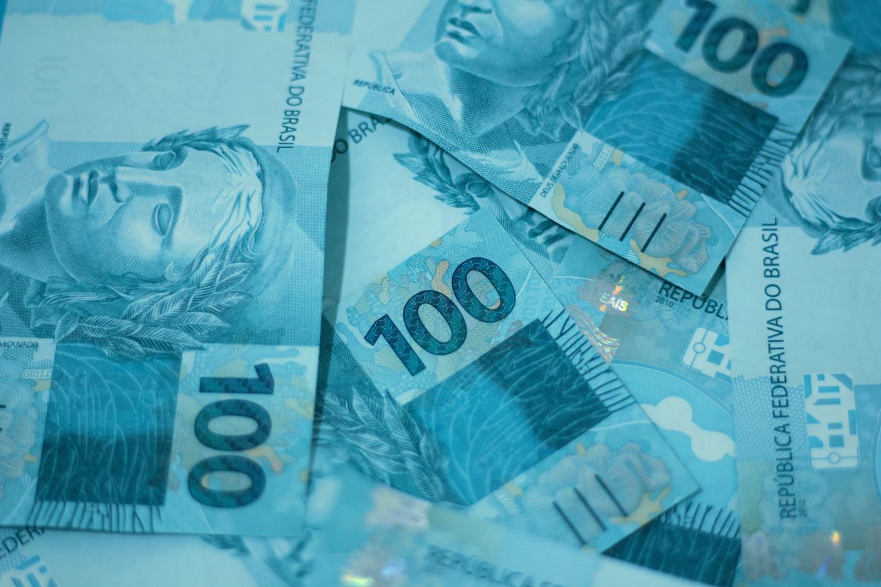 Cédulas de real em close, representando o valor recebido mensalmente por quem ganha o piso salarial