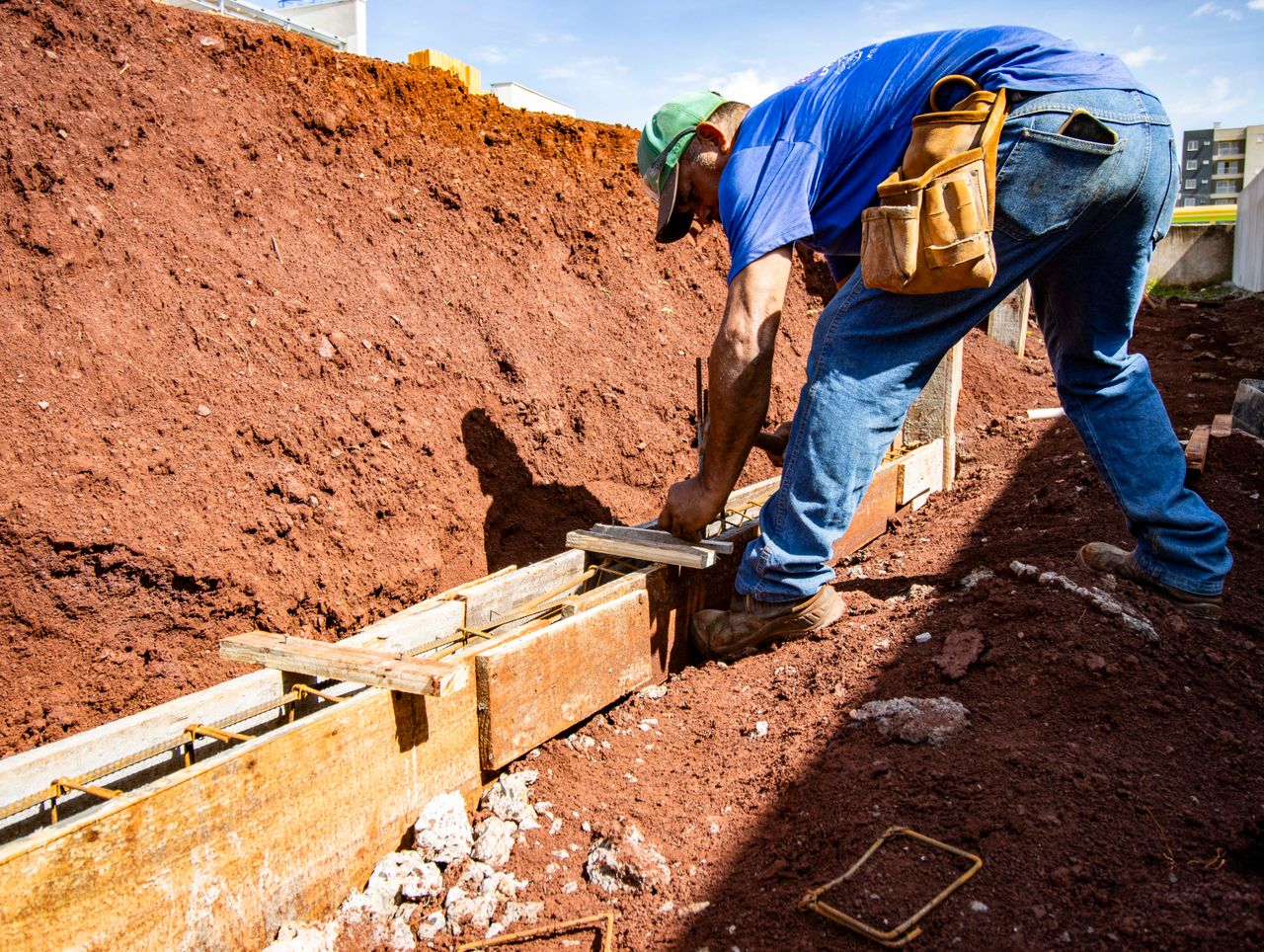 Trabalhador da construção civil em canteiro de obras, representando o trabalhador formal que recebe o piso salarial