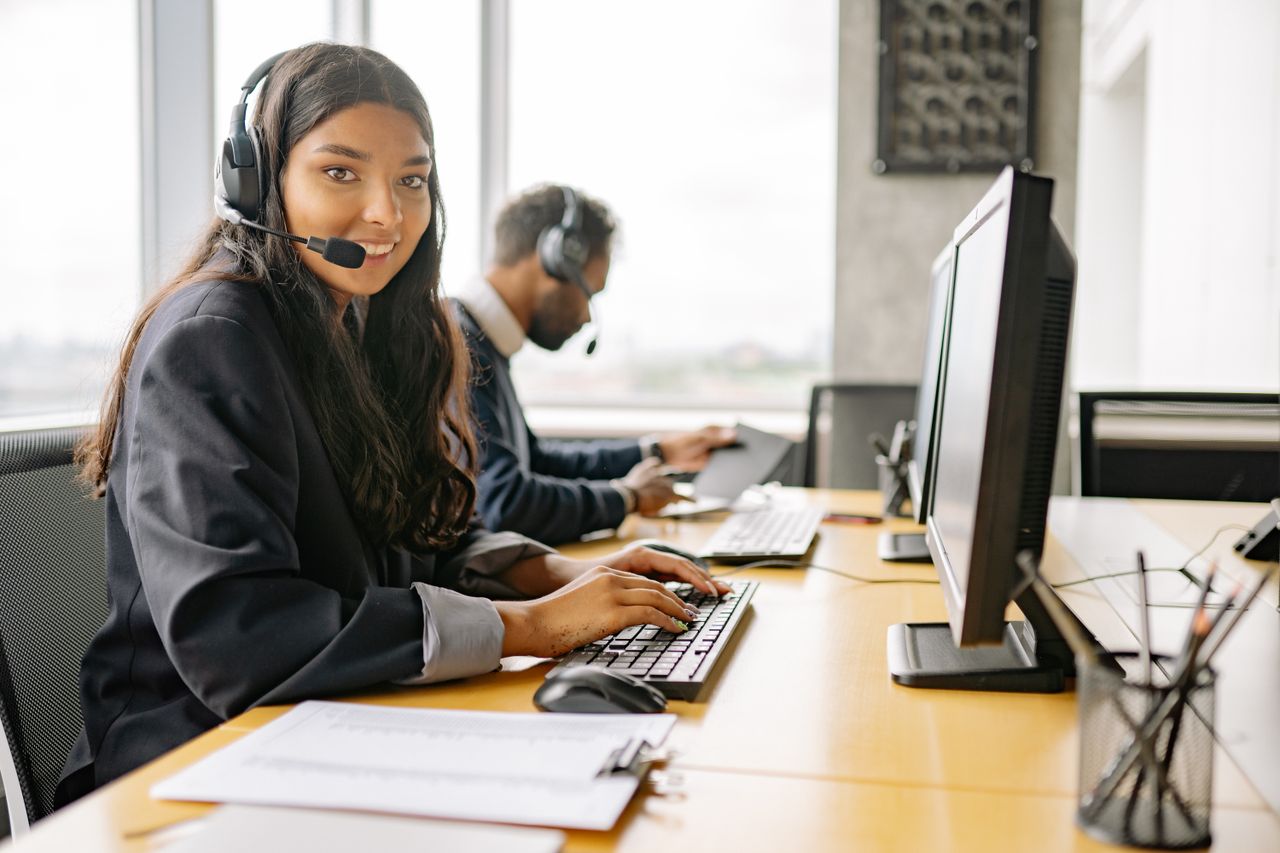 Atendente de call center ao telefone, representando o contato com a central de negociação do credor