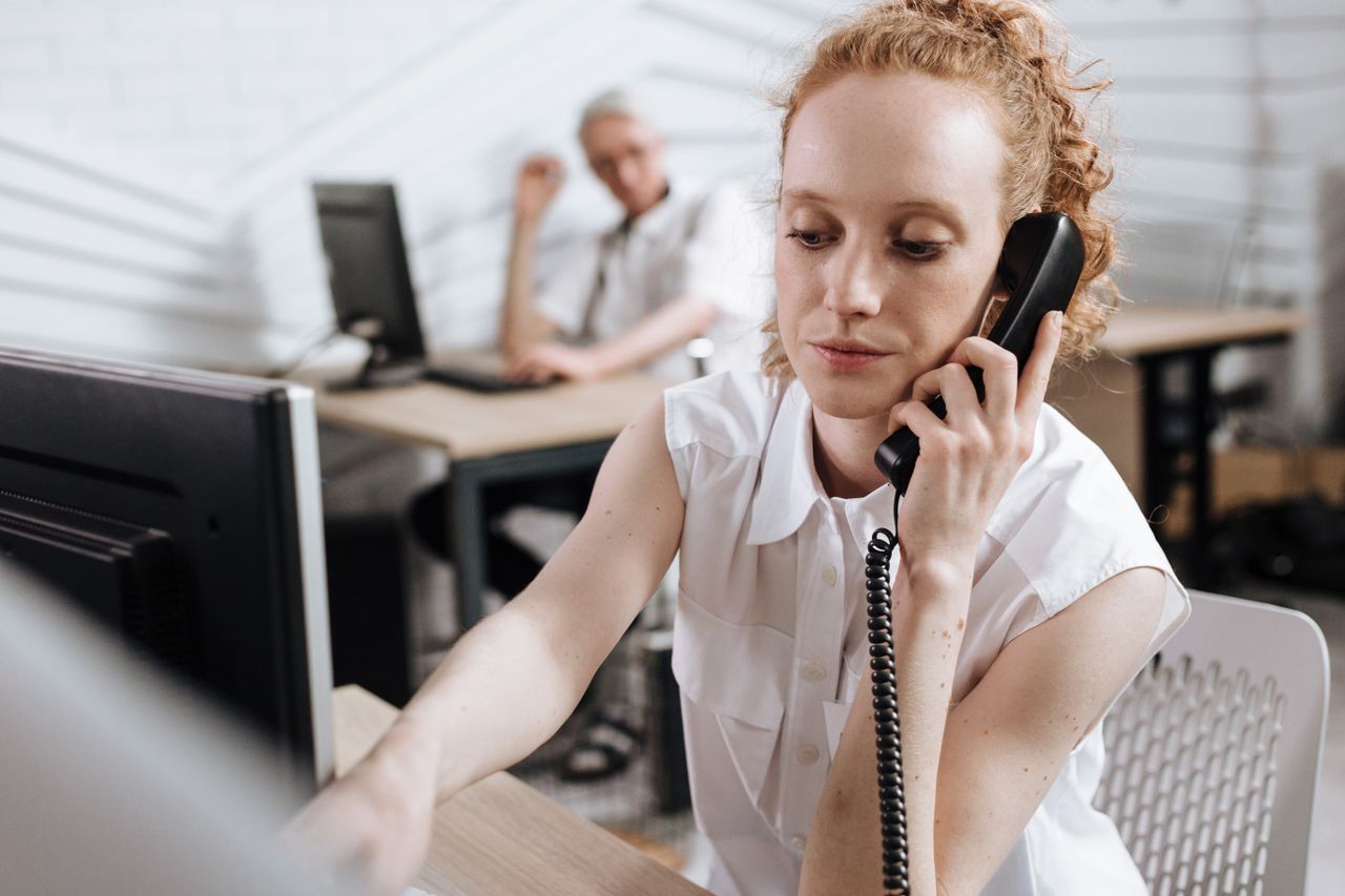 Mulher ao telefone negociando uma dívida com o banco