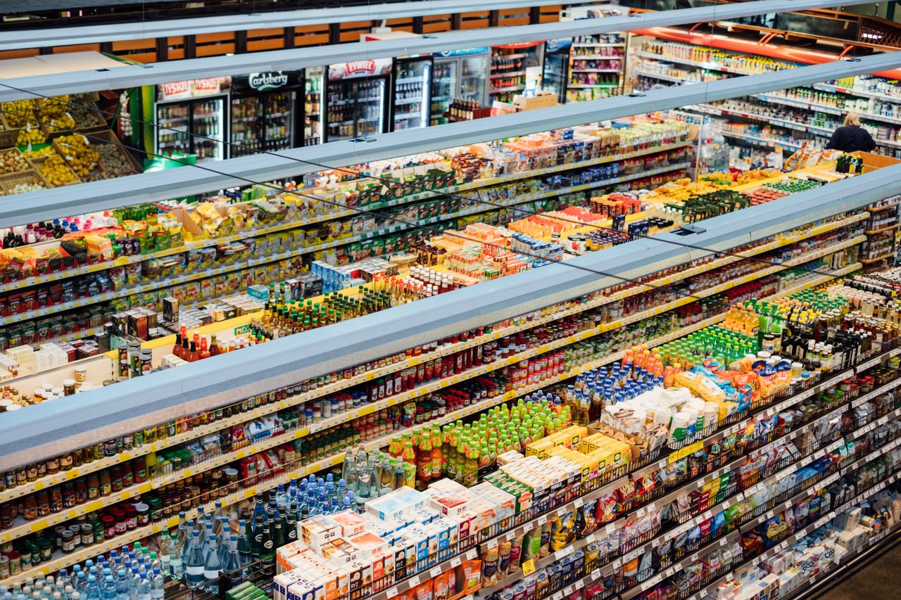 Prateleiras de supermercado com diversos produtos, ilustrando a cesta de consumo usada para medir a inflação