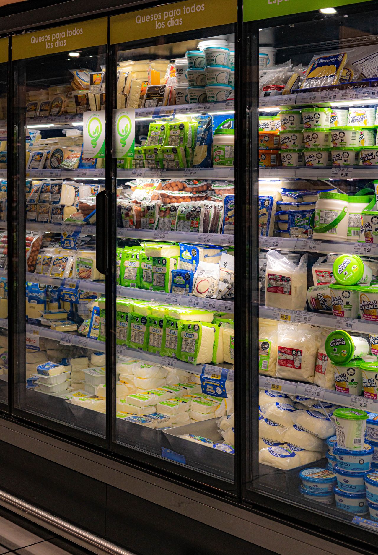 Corredor de supermercado com freezers de laticínios, um dos grupos de produtos acompanhados pelo IPCA