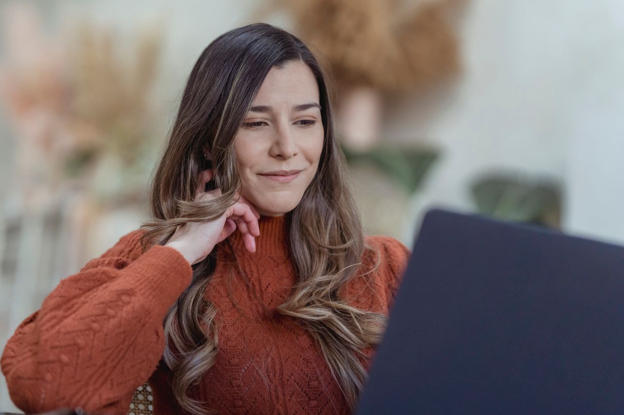 Mulher pesquisando vagas de emprego em plataforma online pelo notebook